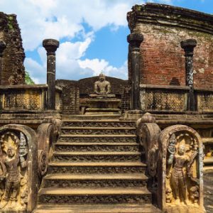 POLONNARUWA | Cycle in Polonnaruwa